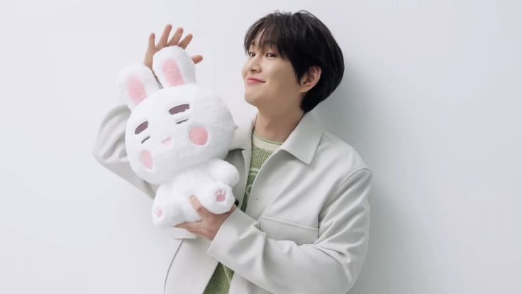 Onew: líder do SHINee chega ao Brasil depois de 17 anos